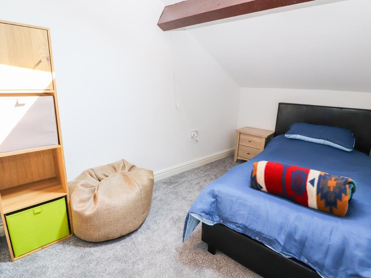 Tram View Apartment Ландъндо Екстериор снимка