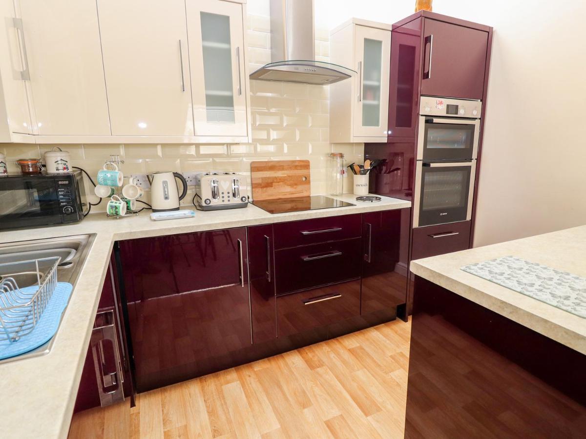 Tram View Apartment Ландъндо Екстериор снимка